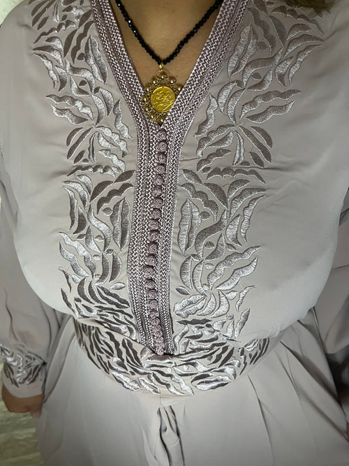 Caftan brodé avec ceinture