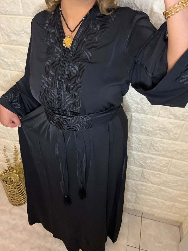 Caftan noir brodé avec ceinture 💓