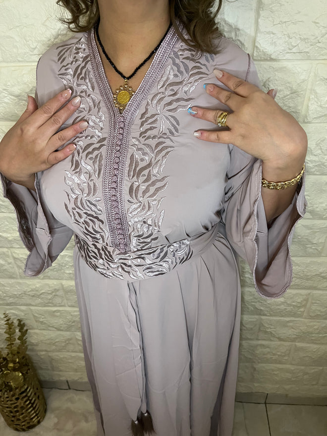 Caftan brodé avec ceinture