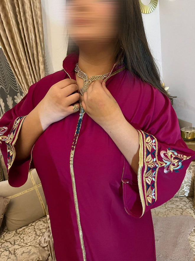 Caftan rose avec manches brodés