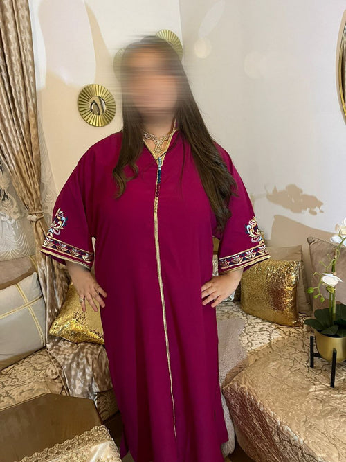Caftan rose avec manches brodés